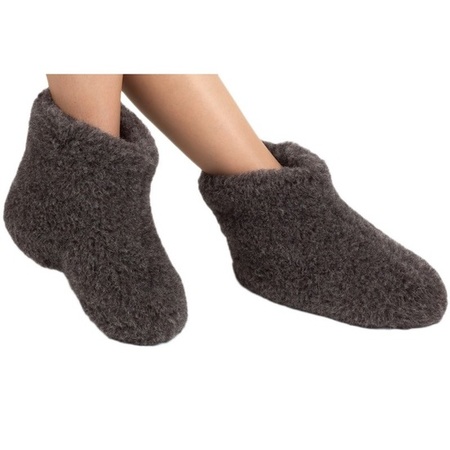 Brown woolen slippers for ladies/men 